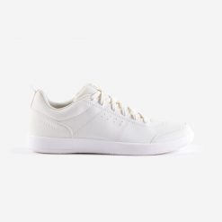 Buty tenisowe damskie Artengo Essential na każdą nawierzchnię. Białe buty treningowe Decathlon, na jesień, bez wzorów, z materiału, bez zapięcia, do biegania. Za 89.99 zł.