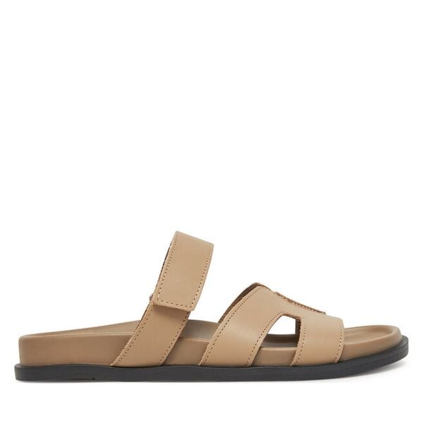 Klapki GINO ROSSI. Brązowe klapki Gino Rossi, bez wzorów, bez obcasa, bez zapięcia. Za 249.99 zł.