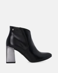 ELEGANCKIE BOTKI W KOLORZE CZARNYM E023LEBLOBB061. Czarne botki Venezia, bez wzorów, ze skóry, eleganckie, bez obcasa, bez zapięcia. Za 449.00 zł.