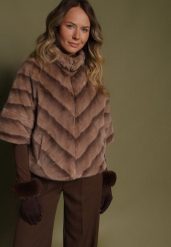Ciemnobeżowa Kurtka Futerko o Trapezowym Kroju z Rękawem 3/4 Tadeira. Brązowe kurtki Born2be, m, z aplikacjami, z futra, eleganckie, bez kaptura. Za 259.99 zł.
