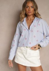 Niebiesko-Czerwona Koszula Oversize w Prążki Zdobiona Haftem w Serca Nitavela. Niebieskie koszule Renee, z aplikacjami, z jeansu, eleganckie, bez kołnierzyka, bez ramiączek. W wyprzedaży za 62.99 zł.