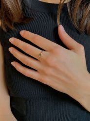 Les Petites Précieuses Pozłacany pierścionek z diamentem rozmiar: 50. Czarne pierścionki Les Petites Précieuses, z diamentem, pozłacane. Za 130.99 zł.