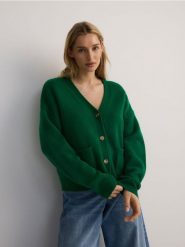 Wełniany kardigan z kieszeniami - zielony. Zielone swetry Reserved, l, bez wzorów, z dzianiny, bez ramiączek. W wyprzedaży za 139.99 zł.