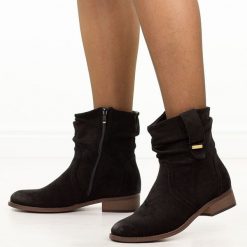 Czarne zamszowe botki damskie Jezzi 9180. Czarne botki Jezzi, bez wzorów, z jeansu, eleganckie, z okrągłym noskiem, bez obcasa, na obcasie, bez zapięcia. W wyprzedaży za 186.15 zł.