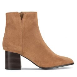 Botki JENNY. Brązowe botki Jenny, bez wzorów, bez obcasa, na słupku, bez zapięcia. Za 159.99 zł.