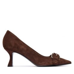 Czółenka Guess. Brązowe czółenka Guess, z aplikacjami, bez obcasa, bez zapięcia. Za 584.99 zł.