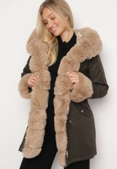 Zielono-Beżowa Kurtka Parka z Kapturem i Odpinanymi Futerkowymi Zdobieniami Inessara. Zielone kurtki Born2be, l, z aplikacjami, eleganckie, z kapturem. W wyprzedaży za 271.99 zł.