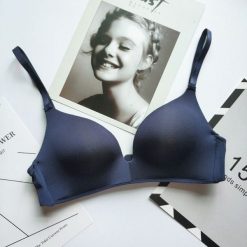 Biustonosz piankowy bez fiszbin z regulowanymi ramiączkami na co dzień Hattie. Czerwone biustonosze Intica, bez wzorów, z materiału. Za 59.00 zł.