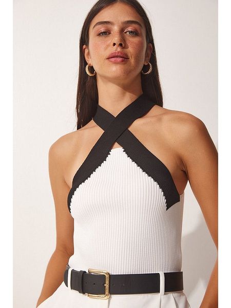 Happiness Istanbul Top w kolorze białym rozmiar: S/M. Białe topy Happiness Istanbul, m, bez wzorów, bez kołnierzyka, bez ramiączek. Za 79.45 zł.