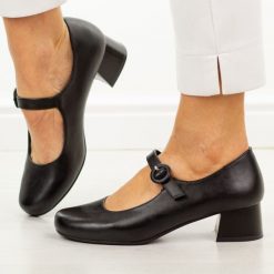 Czarne półbuty damskie Sergio Leone Pb416. Czarne półbuty wsuwane Sergio Leone, na lato, bez wzorów, z materiału, biznesowe, z okrągłym noskiem, bez obcasa, na obcasie. Za 179.00 zł.