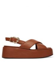 LOVE MOSCHINO Sandały JA16137I0OIA0200 Brązowy. Brązowe sandały Love Moschino, bez wzorów, ze skóry, bez obcasa, na koturnie, bez zapięcia. Za 919.99 zł.