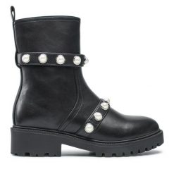 Botki DeeZee. Czarne botki DeeZee, bez wzorów, bez obcasa, na płaskiej podeszwie, bez zapięcia. Za 159.99 zł.