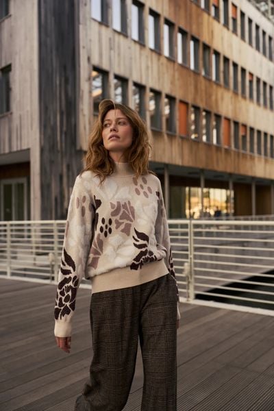 Wzorzysty sweter beżowy. Brązowe swetry MOODO, l, bez wzorów, z poliamidu, bez ramiączek. Za 159.99 zł.