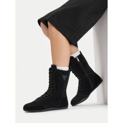 Trzewiki Guess Jeans. Czarne botki Guess Jeans, z aplikacjami, z jeansu, bez obcasa, na płaskiej podeszwie, bez zapięcia. Za 399.99 zł.