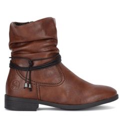 Botki Rieker. Brązowe botki Rieker, bez wzorów, bez obcasa, na płaskiej podeszwie, bez zapięcia. Za 295.00 zł.