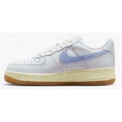 Buty do chodzenia damskie Nike Air Force 1. Białe buty do biegania Nike, bez wzorów, z gumy, bez zapięcia, do biegania, Nike Air Force. Za 573.00 zł.