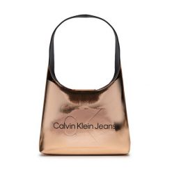 Torebka Calvin Klein Jeans. Czerwone torebki klasyczne Calvin Klein Jeans, bez wzorów, z jeansu, klasyczne, bez dodatków. Za 769.99 zł.