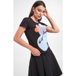T-shirt EMPORIO ARMANI. Czarne t-shirty Emporio Armani, s, bez wzorów, bez kołnierzyka, bez ramiączek. W wyprzedaży za 287.40 zł.
