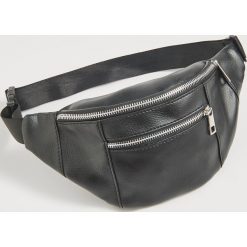 Saszetka typu nerka ze skóry ekologicznej - Czarny. Czarne nerki i saszetki Sinsay, bez wzorów, ze skóry ekologicznej, bez dodatków. Za 29.99 zł.