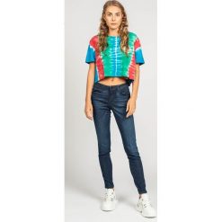 Guess T-Shirt "Tie-Dye". T-shirty Guess, z aplikacjami, z bawełny, bez kołnierzyka, bez ramiączek. Za 119.00 zł.