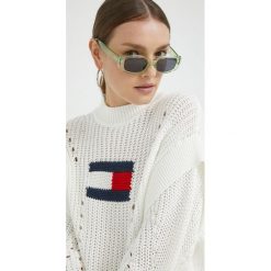 Tommy Jeans sweter bawełniany damski kolor biały. Białe swetry Tommy Jeans, l, bez wzorów, z bawełny, bez ramiączek. W wyprzedaży za 329.99 zł.