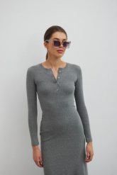 Dopasowana sukienka maxi z napami w kolorze GREY MELANGE- MENSA-XL. Szare sukienki Marsala, xl, bez wzorów, z bawełny, eleganckie, bez kołnierzyka, bez ramiączek, maxi, dopasowane. W wyprzedaży za 191.94 zł.