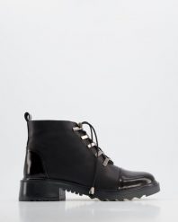 CZARNE TRZEWIKI DAMSKIE 8601005-SA BLACK. Czarne botki Venezia, bez wzorów, ze skóry, bez obcasa, bez zapięcia. Za 439.00 zł.