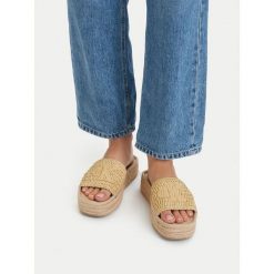 Klapki Calvin Klein. Brązowe klapki Calvin Klein, bez wzorów, bez obcasa, bez zapięcia. Za 289.99 zł.
