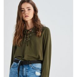 Koszula z wiązaniem na dekolcie - Khaki. Koszule marki Sinsay. Za 59.99 zł.