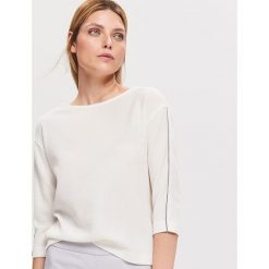 Bluzka z biżuteryjną ozdobą - Kremowy. Bluzki marki Reserved. Za 79.99 zł.