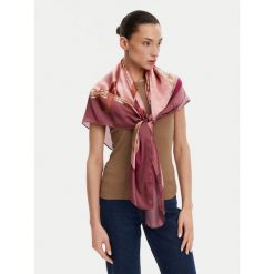 Chusta Guess. Czerwone chusty Guess, z aplikacjami. Za 229.99 zł.