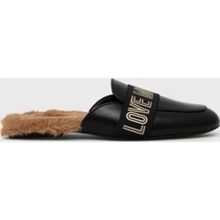 Love Moschino klapki skórzane damskie kolor czarny. Czarne klapki Love Moschino, bez wzorów, z gumy, bez obcasa, na płaskiej podeszwie, bez zapięcia. W wyprzedaży za 539.99 zł.