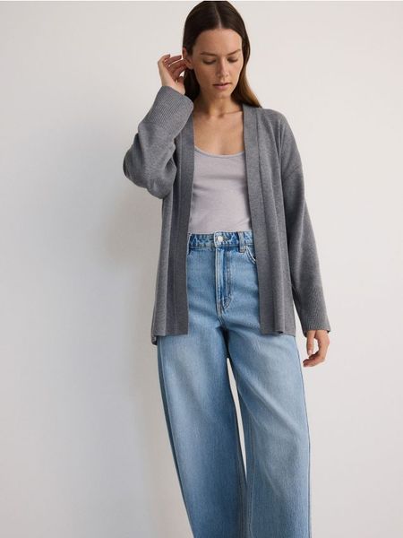 Długi kardigan z wiązaniem - ciemnoszary. Szare swetry Reserved, l, bez wzorów, z dzianiny, bez ramiączek. W wyprzedaży za 79.99 zł.