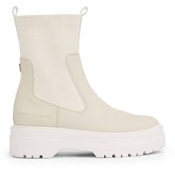 Sztyblety Tommy Hilfiger. Brązowe botki Tommy Hilfiger, bez wzorów, bez obcasa, na płaskiej podeszwie, bez zapięcia. Za 379.99 zł.