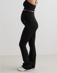 Damskie legginsy ciążowe prążkowane, bezszwowe Ribbed Seamless czarne. Czarne legginsy AIM'N, bez wzorów, z dzianiny. Za 254.00 zł.