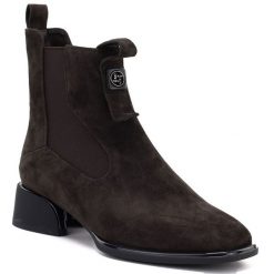 Skórzane botki damskie eleganckie sztyblety czekoladowe Gino Fabiani 26BT24-396. Brązowe botki Gino Fabiani, bez wzorów, ze skóry, eleganckie, bez obcasa, bez zapięcia. Za 309.99 zł.