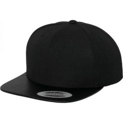 Czapka Snapback Z Płaskim Daszkiem. Czarne czapki z daszkiem FLEXFIT, bez wzorów, z elastanu. Za 91.99 zł.