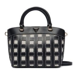 Torebka Guess. Czarne torebki klasyczne Guess, z aplikacjami, bez dodatków. Za 584.99 zł.