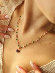 Pierres de Jade Pozłacany naszyjnik z elementami ozdobnymi - dł. 50 cm rozmiar: onesize. Brązowe naszyjniki Pierres de Jade, z materiału, z cyrkonią, pozłacane. Za 86.99 zł.