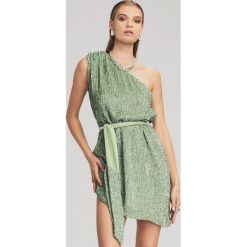 RETROFETE - Zielona sukienka Ella. Zielone sukienki RETROFETE, na wesele, l, bez wzorów, z materiału, wizytowe, bez kołnierzyka, bez ramiączek, mini. Za 2,629.00 zł.