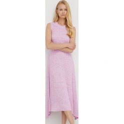 BOSS sukienka kolor fioletowy midi rozkloszowana. Fioletowe sukienki Boss, l, bez wzorów, z materiału, bez kołnierzyka, bez ramiączek, midi, rozkloszowane. Za 999.90 zł.