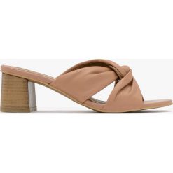 Klapki z ozdobna cholewką ARINA. Czerwone klapki Ryłko, bez wzorów, ze skóry, bez obcasa, na obcasie, bez zapięcia. Za 279.99 zł.