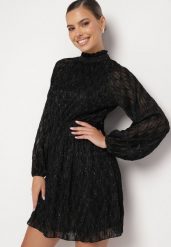 Czarna Rozkloszowana Sukienka ze Stójką i Gumką w Talii Zdobiona Błyszczącą Nitką Bonila. Czarne sukienki Born2be, na imprezę, l, z aplikacjami, eleganckie, bez kołnierzyka, bez ramiączek, mini, rozkloszowane. W wyprzedaży za 153.99 zł.