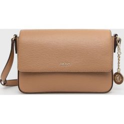 Dkny torebka skórzana R82E3467 kolor brązowy. Brązowe listonoszki DKNY, bez wzorów, na ramię, bez dodatków. Za 849.99 zł.