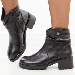Czarne skórzane botki damskie Jezzi 24172-10. Czarne botki Jezzi, bez wzorów, z jeansu, eleganckie, z okrągłym noskiem, bez obcasa, bez zapięcia. Za 319.00 zł.