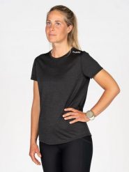 Damska koszulka do biegania Fusion. Czarne t-shirty sportowe Fusion, bez wzorów, z materiału, bez ramiączek, do biegania. Za 359.99 zł.