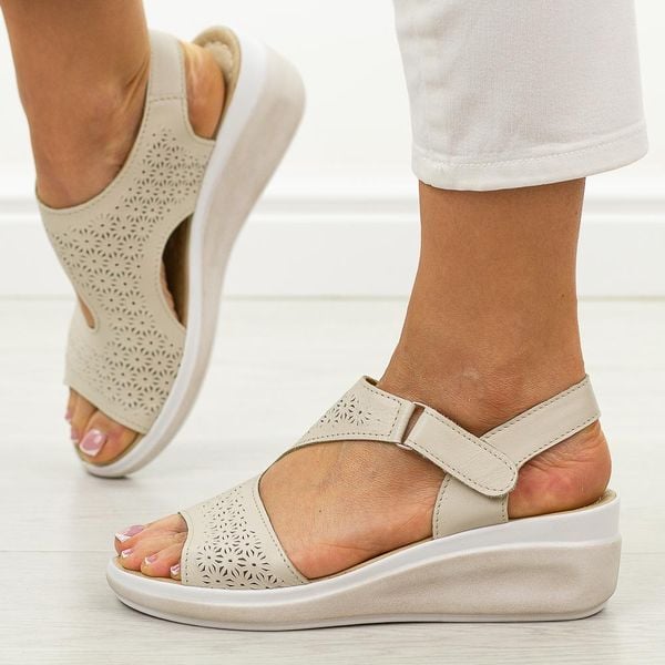 Beżowe skórzane Polskie sandały damskie na koturnie Gregors 1133. Brązowe sandały GREGORS, bez wzorów, z jeansu, biznesowe, bez obcasa, na koturnie, bez zapięcia. Za 339.00 zł.