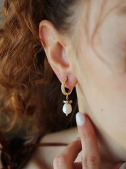 Pierres delicates Pozłacane kolczyki-kreole z perłami rozmiar: onesize. Białe kolczyki Pierres delicates, z cyrkonią, pozłacane. Za 43.99 zł.