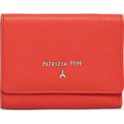 Patrizia Pepe portfel skórzany damski kolor czerwony. Czerwone portfele Patrizia Pepe, bez wzorów, z materiału. Za 539.99 zł.