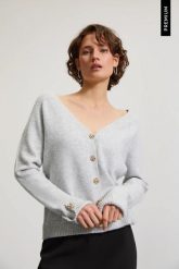 Kardigan z ozdobnymi guzikami szary. Szare swetry MOODO, l, bez wzorów, z elastanu, bez ramiączek. Za 159.99 zł.